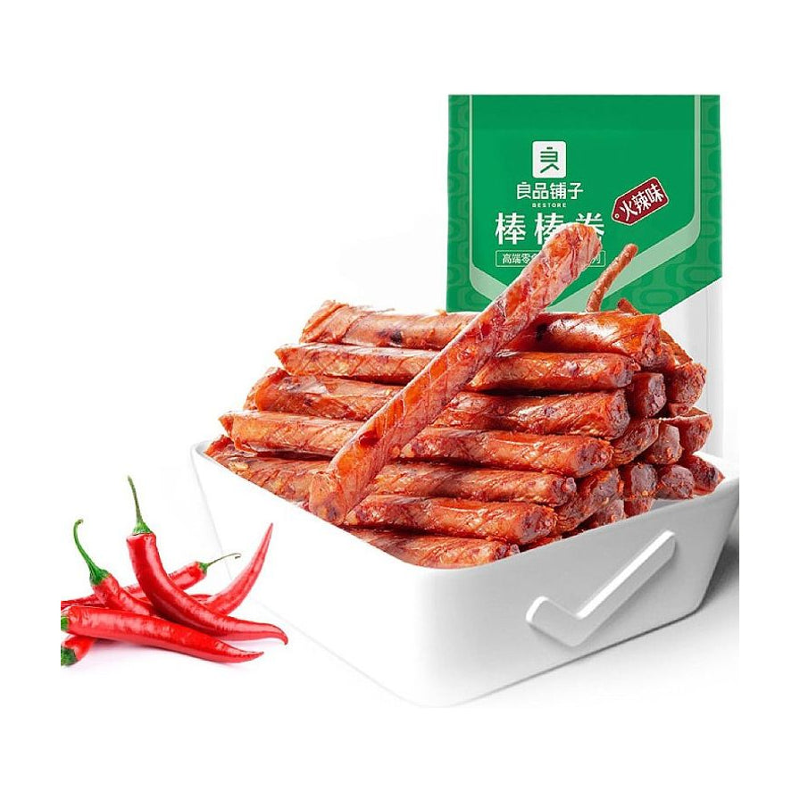 良品铺子棒棒卷火辣味，白色方盘中堆叠的红亮辣条，旁边点缀有新鲜红辣椒，背景为绿色包装袋。