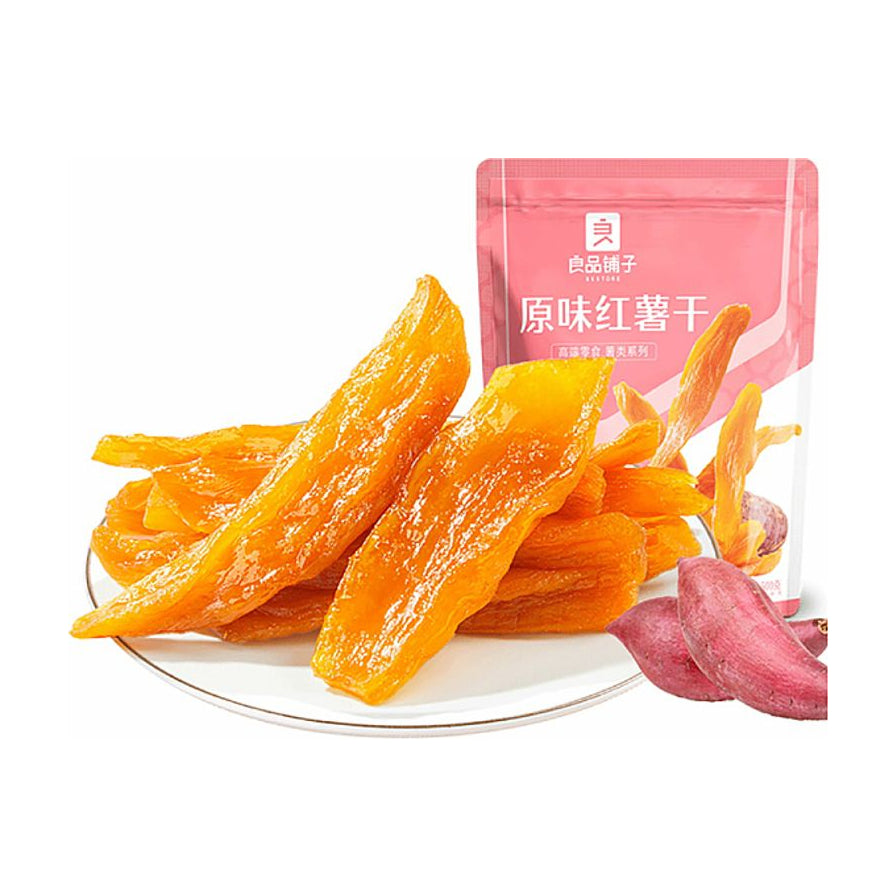 良品铺子原味红薯干，白色圆盘中盛放着金黄半透明的条状红薯干，背景为粉色包装袋和两颗新鲜红薯。