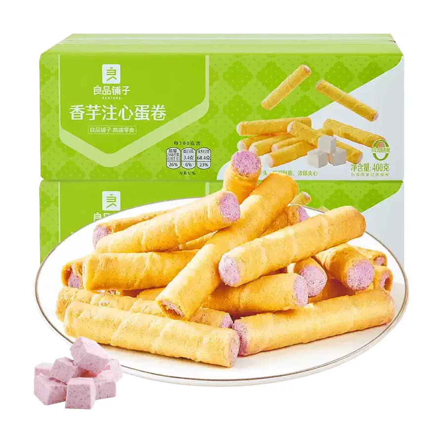 良品铺子香芋注心蛋卷包装盒与一盘堆叠的酥脆蛋卷，展示紫色香芋内馅和芋头块。