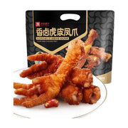 良品铺子香卤虎皮凤爪包装袋及盘中展示的软糯脱骨凤爪，表面呈现经典虎皮皱纹，色泽红亮入味。