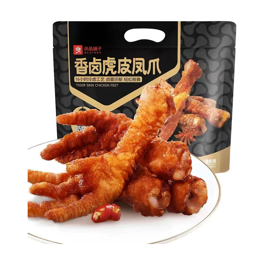 良品铺子香卤虎皮凤爪包装袋及盘中展示的软糯脱骨凤爪，表面呈现经典虎皮皱纹，色泽红亮入味。