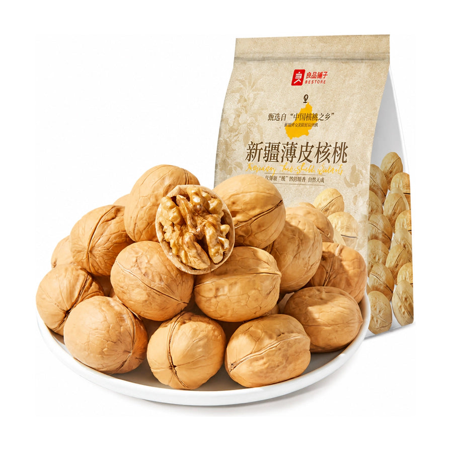 良品铺子新疆薄皮核桃，白色圆盘中堆叠着饱满的核桃，其中一颗已剥开露出完整果仁，背景为产品包装袋。