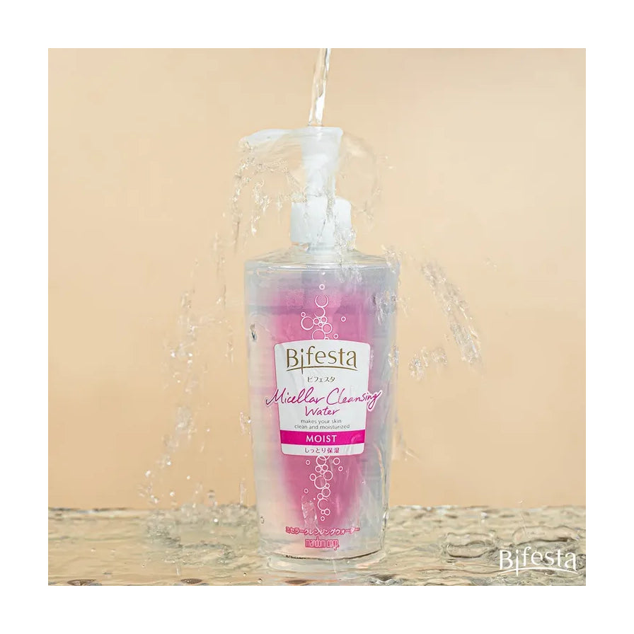 Bifesta 卸妆水瓶身被水流冲刷的场景图，展示清爽水润质感，背景为暖色调。