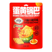 大吃兄蛋黄锅巴盐焗蟹香风味包装袋，前景展示一盘金黄酥脆的糯米锅巴。