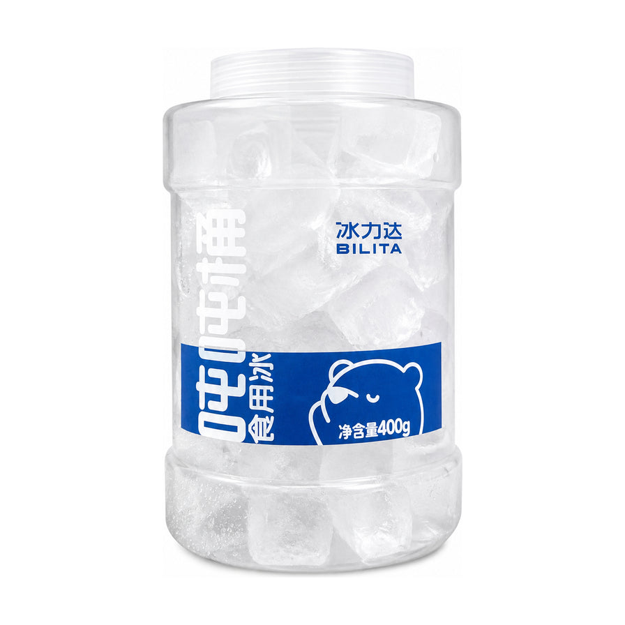 冰力达食用冰400g吨吨桶装，透明塑料桶内装满晶莹剔透的冰块，包装上有蓝色标签、北极熊图案及吨吨桶食用冰字样。