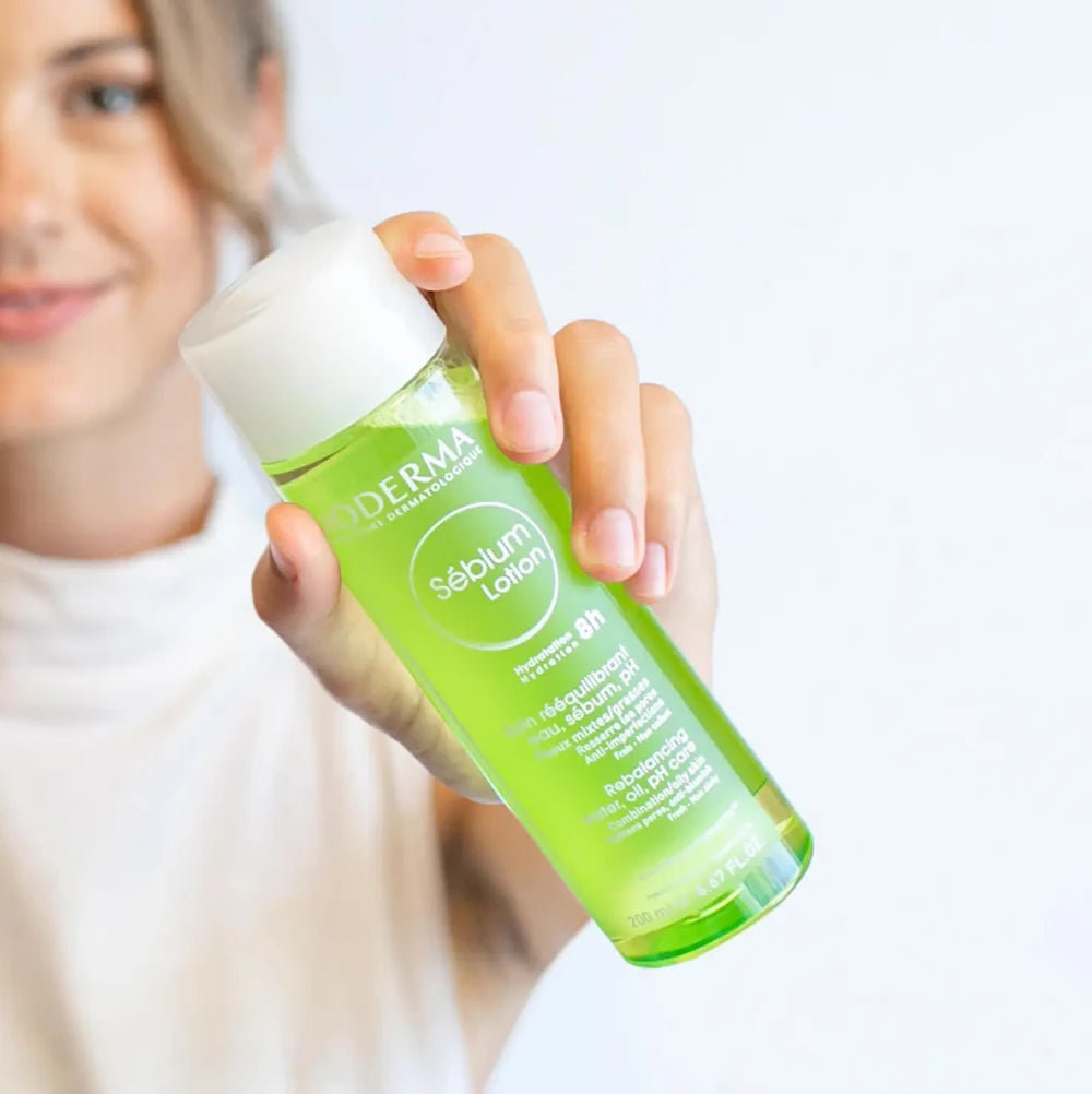 贝德玛爽肤水包装细节图，展示产品质地与瓶口设计