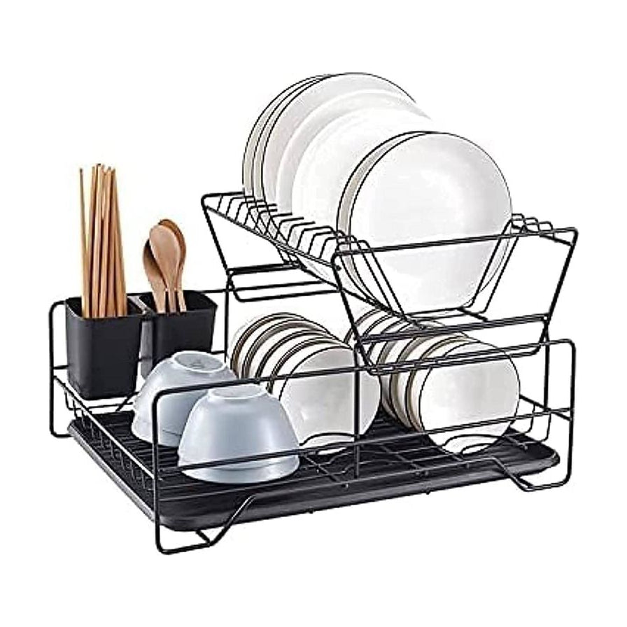 黑色双层铁艺碗筷沥水架，上层放置盘子，下层收纳碗和杯子，左侧附带餐具筒。