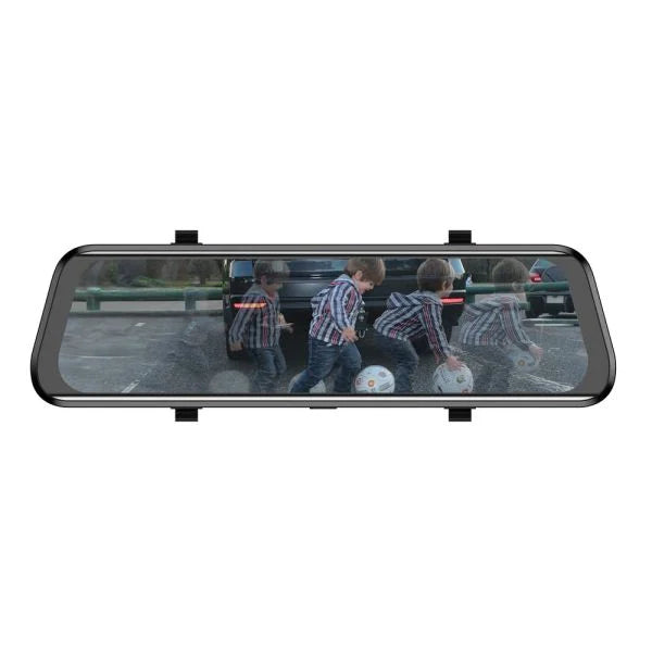 凌度行车记录器屏幕显示后方儿童玩耍的实时广角监控画面