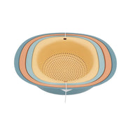 蓝橘双色双层沥水篮，内篮镂空外盆接水，展示分体嵌套结构与防滑提手细节。