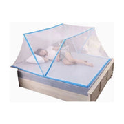 展示在床上的蓝色边框简易蚊帐，一名女性正在蚊帐内安稳睡眠，背景为纯白色。