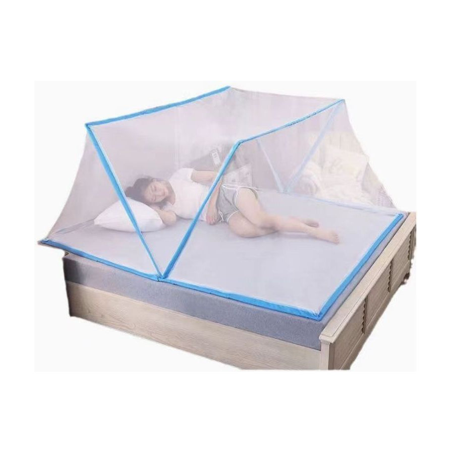 展示在床上的蓝色边框简易蚊帐，一名女性正在蚊帐内安稳睡眠，背景为纯白色。