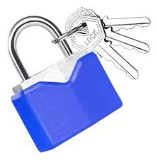 蓝色小型挂锁侧面特写，展示钥匙插入锁孔的使用状态。