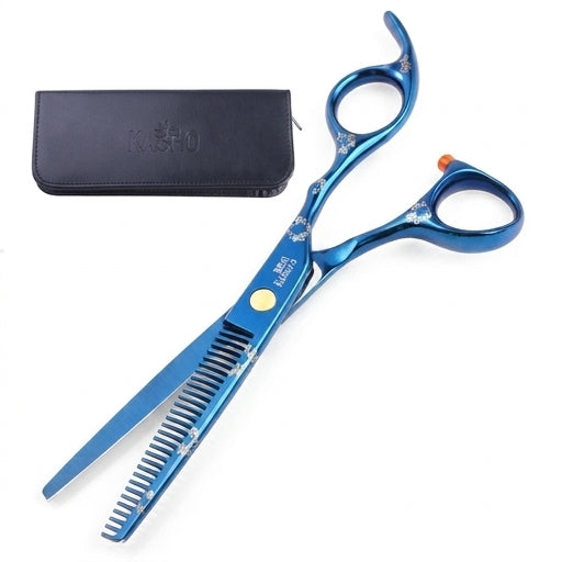 蓝色家用打薄牙剪与黑色收纳包平铺展示，剪刀带有细密齿梳和花纹装饰。