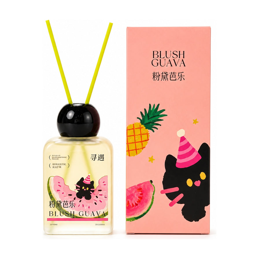 寻遇粉黛芭乐无火香薰瓶身与粉色插画包装盒，瓶身印有黑猫与芭乐图案，配有两根黄色扩香棒。