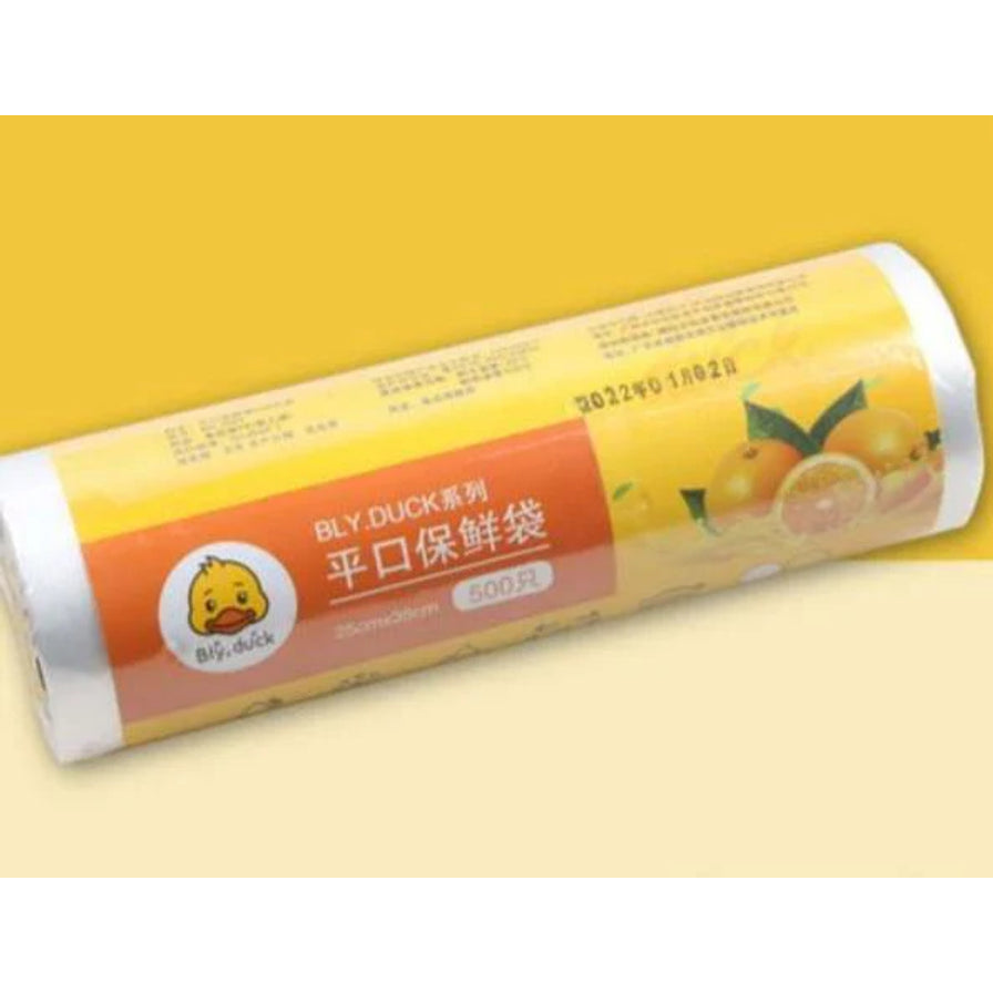 黄色背景下一卷 BLY.DUCK 小黄鸭平口保鲜袋的近景展示，清晰可见包装上的产品名称、规格和食品级材质说明。