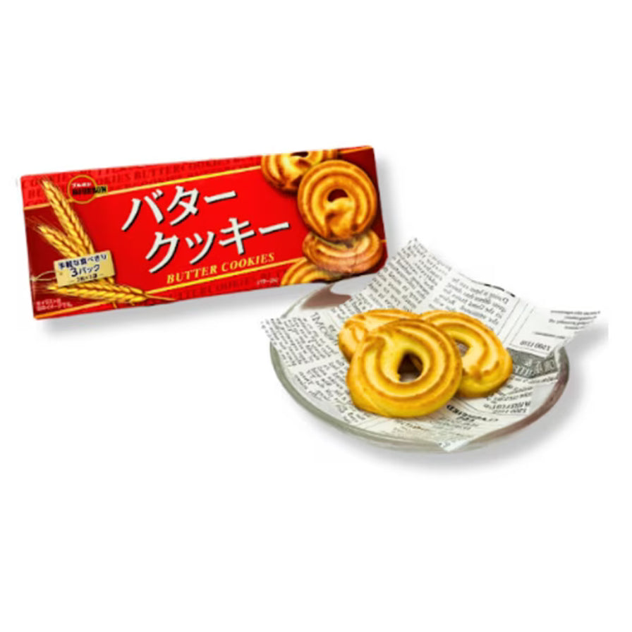 波本 BOURBON 黄油牛奶饼干包装盒与盘中三块圆形酥脆饼干的展示图。