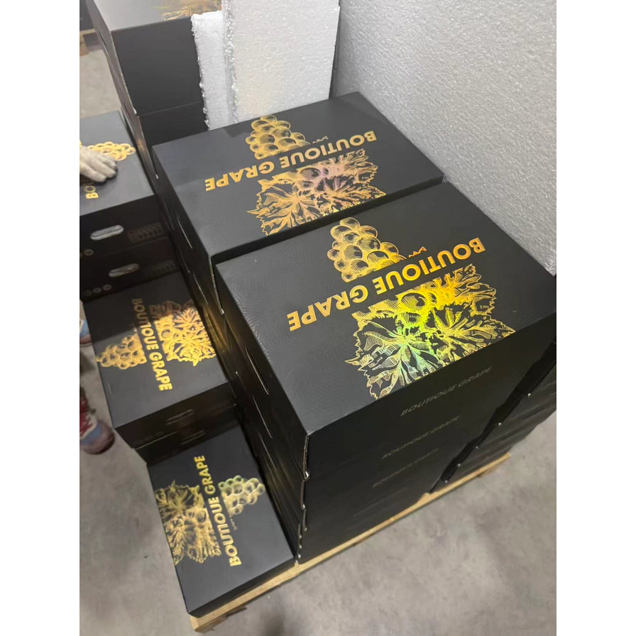 仓库中堆叠整齐的BOUTIOUE精品葡萄黑金礼盒，展示批量库存状态。