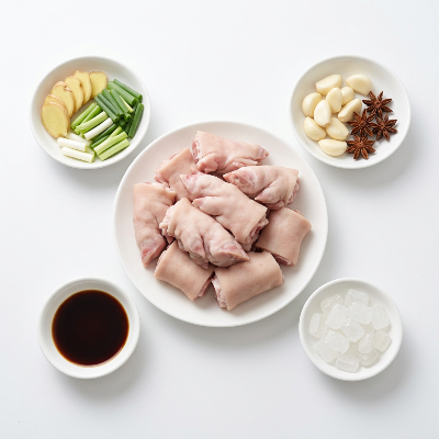 红烧猪蹄的原料展示图，包含猪前蹄、冰糖、八角和桂皮等香料平铺在桌面上。