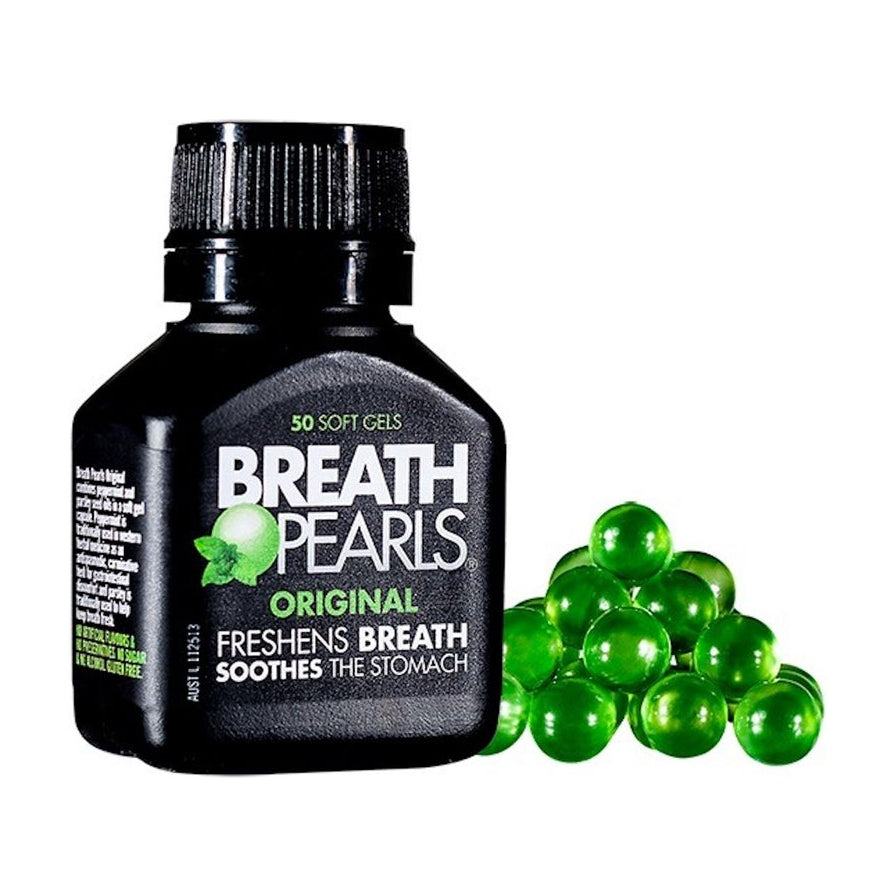 Breath Pearls 清新口气软胶囊黑色瓶身，旁边堆叠着数颗晶莹剔透的绿色软胶囊，展示产品外观与质地。