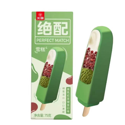 光明炼乳红豆绿豆雪糕单支特写，可见外层豆味雪糕与内芯流心结构