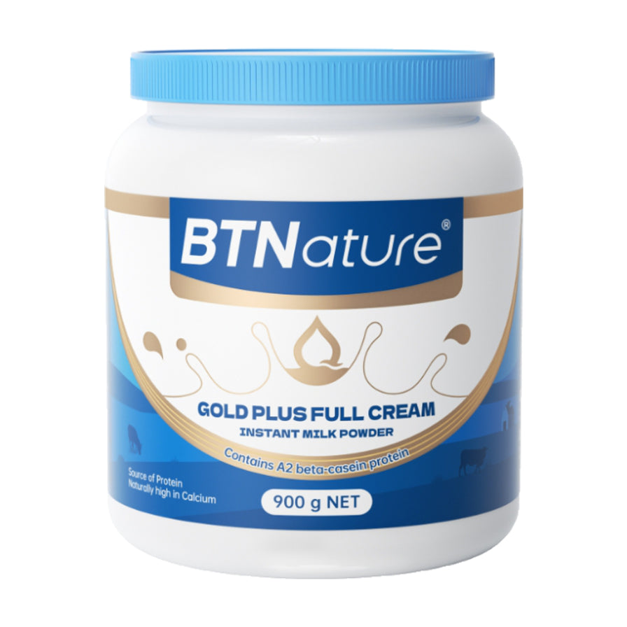 BTNature 全脂成人奶粉 900g 罐装正面图，白色罐身配蓝色盖子，标注含有 A2 蛋白。