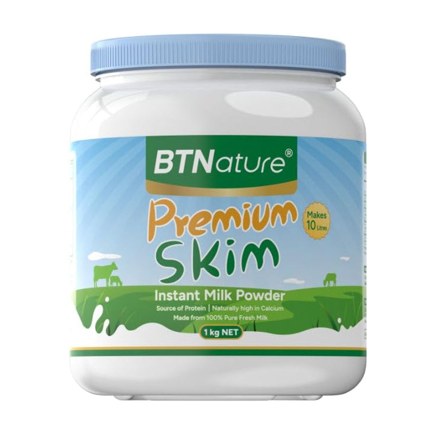 BTNature 脱脂成人奶粉 1kg 罐装正面图，展示蓝色瓶盖和绿色草原包装设计
