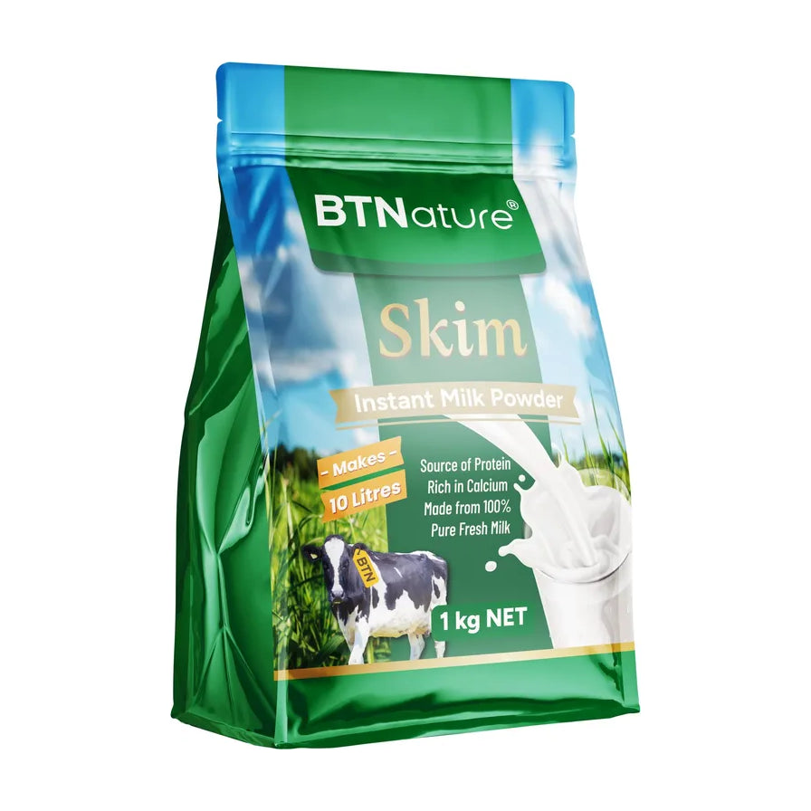 BTNature 1kg 袋装脱脂成人奶粉，包装正面展示了奶牛、牧场和牛奶倒入杯中的图案。