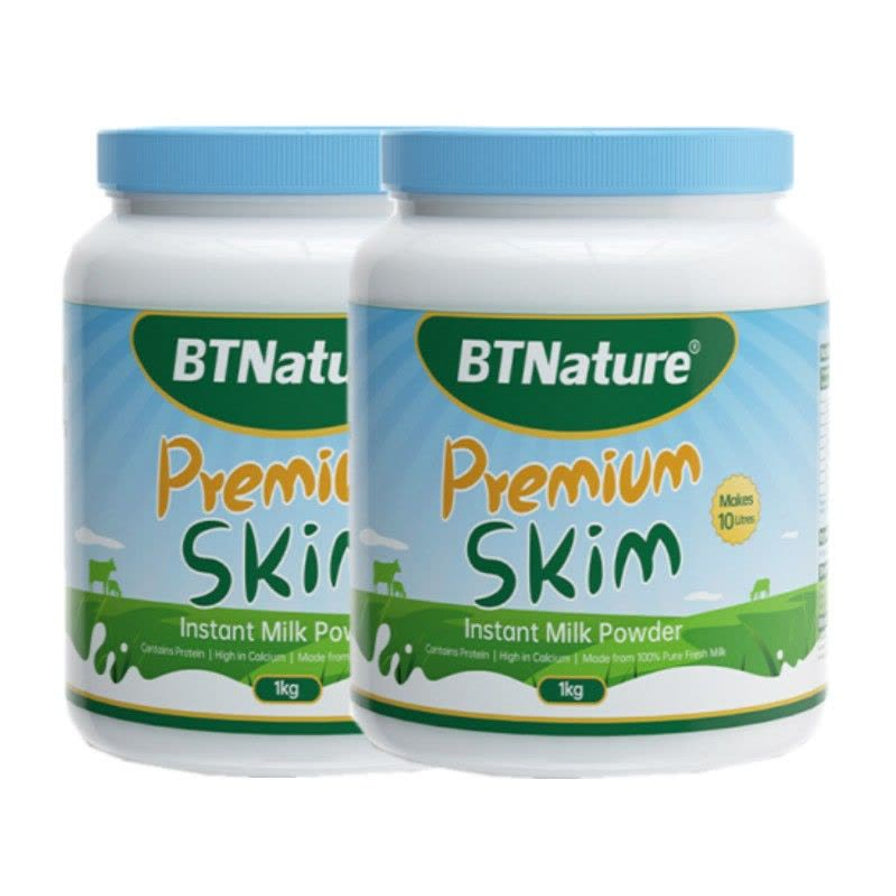 两罐 BTNature 脱脂成人奶粉并排展示图