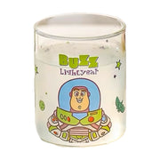 透明直筒玻璃杯，杯身印有迪士尼皮克斯巴斯光年卡通图案和Buzz Lightyear英文字样，装有浅色饮品。