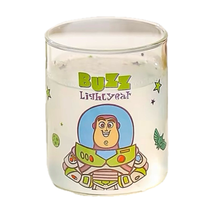 透明直筒玻璃杯，杯身印有迪士尼皮克斯巴斯光年卡通图案和Buzz Lightyear英文字样，装有浅色饮品。