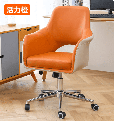 一张造型独特的办公椅，内侧为亮橙色皮革，外侧为米白色装饰。靠背中间有一个圆弧形镂空设计，座椅配有可调节高度的金属液压杆和五个银色带轮支架，背景为温馨的木地板和北欧风家具。