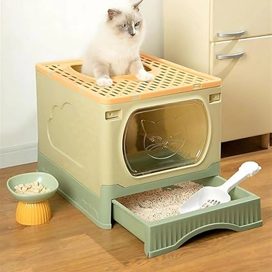 浅绿色柜式全封闭猫砂盆，猫咪坐在顶部开口处，前方抽屉式底盆拉出。