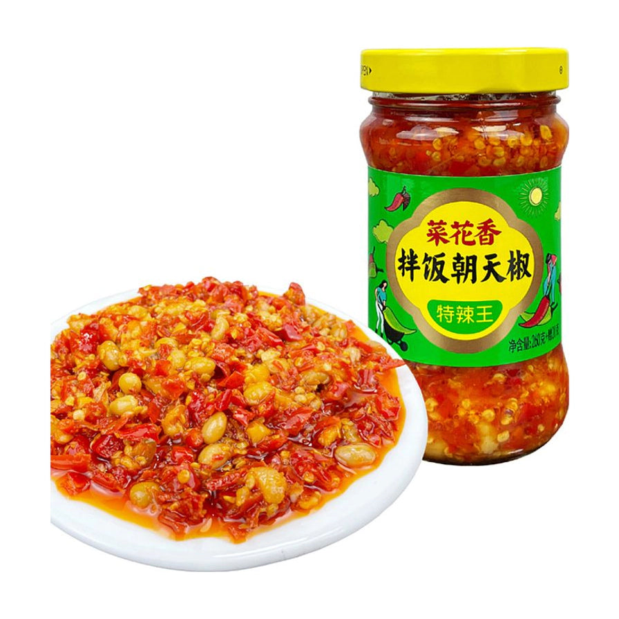 菜花香特辣拌饭朝天椒瓶装及盘中展示的鲜红辣椒酱，可见清晰的辣椒碎和豆豉配料