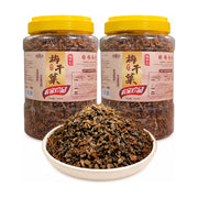 两罐财记梅菜干，白色背景，前方摆放一碟泡发后的梅菜干，展示干货质地与包装。