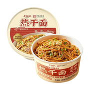 蔡林记黑鸭风味热干面碗装，展示了拌匀后的面条和包装碗，包装上有黑鸭风味字样。