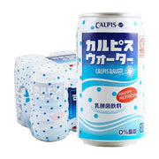可尔必思 Calpis 水语乳酸风味饮料，白色罐身印有蓝色波点，前景为单罐展示，背景为整箱塑封包装。
