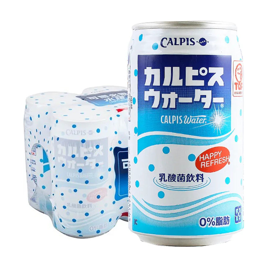 可尔必思 Calpis 水语乳酸风味饮料，白色罐身印有蓝色波点，前景为单罐展示，背景为整箱塑封包装。