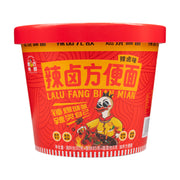 曹氏鸭脖辣卤方便面红色桶装外观，包装上印有戴墨镜的鸭子卡通形象及辣卤方便面字样。