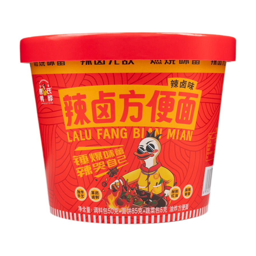 曹氏鸭脖辣卤方便面红色桶装外观，包装上印有戴墨镜的鸭子卡通形象及辣卤方便面字样。