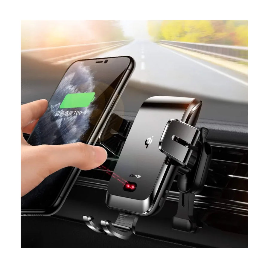 手持手机靠近车载支架，展示红外感应自动开合功能，背景为驾驶舱视角，手机屏幕显示正在充电。