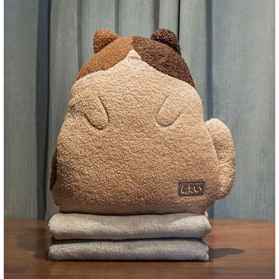 猫咪棕色款卡通抱枕，呈现可爱的三花猫背影造型，下方叠放着柔软的灰色毛毯。