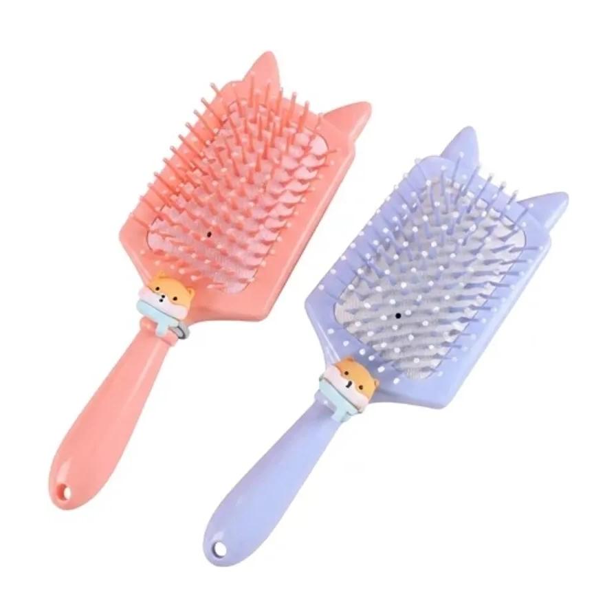 粉色和蓝色两款猫耳造型按摩梳，手柄处带有可爱小动物装饰，梳齿圆润。