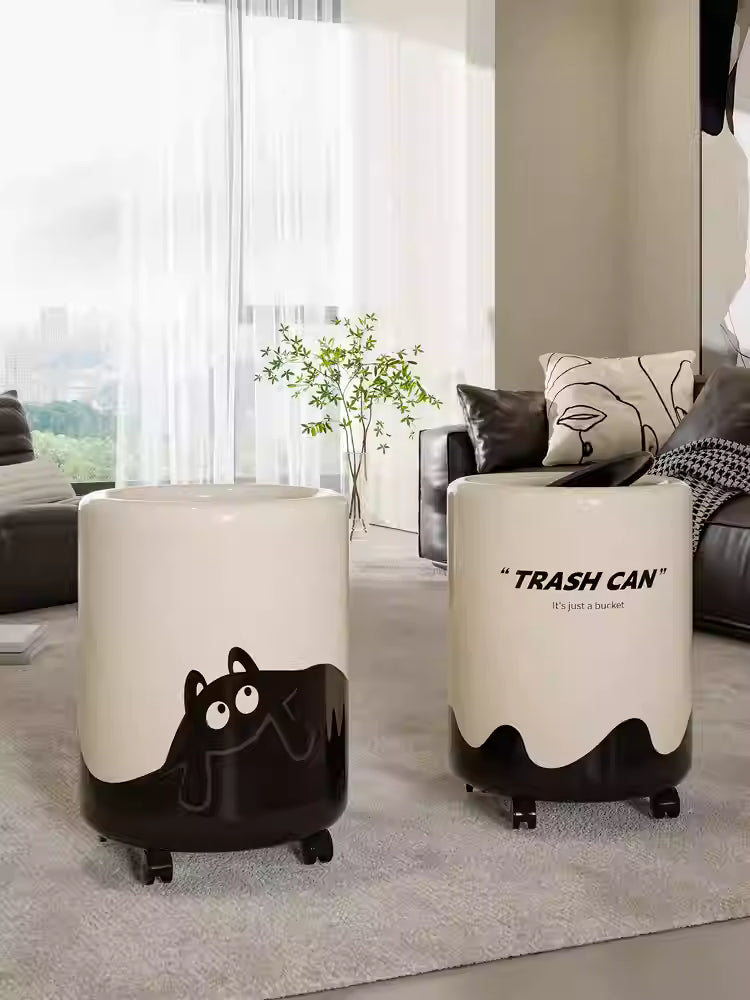 奶油白黑猫垃圾桶侧面实拍图，展示 30CM 高度与稳固桶身细节。