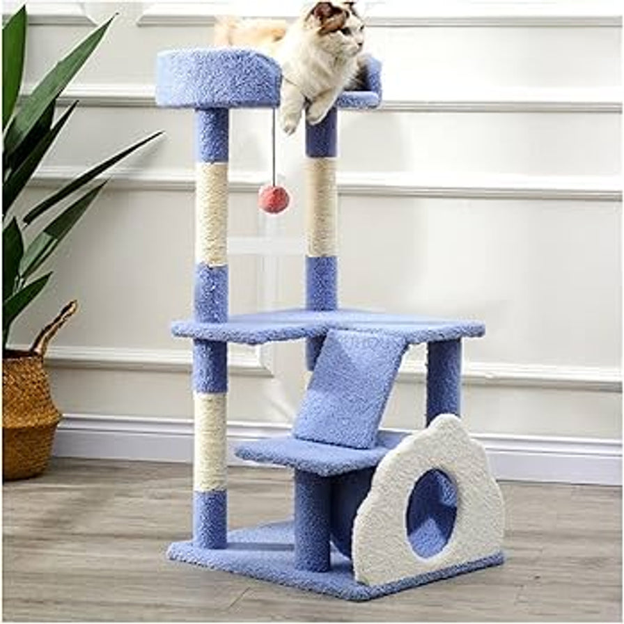 室内场景中的蓝白色猫爬架，一只猫趴在顶层平台上