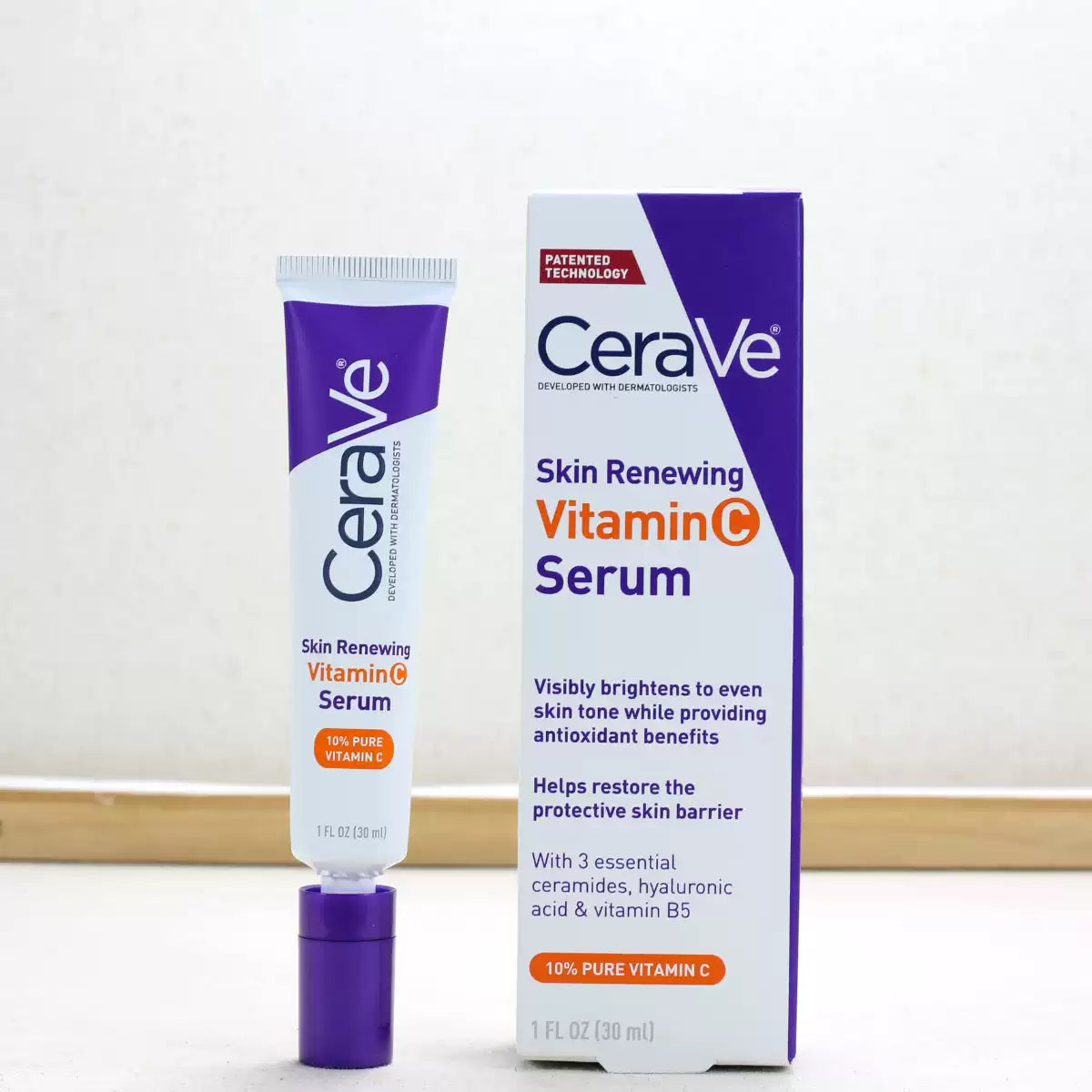 CeraVe 维 C 面部精华 30ml 管状包装正面图，白色瓶身配橙色标签