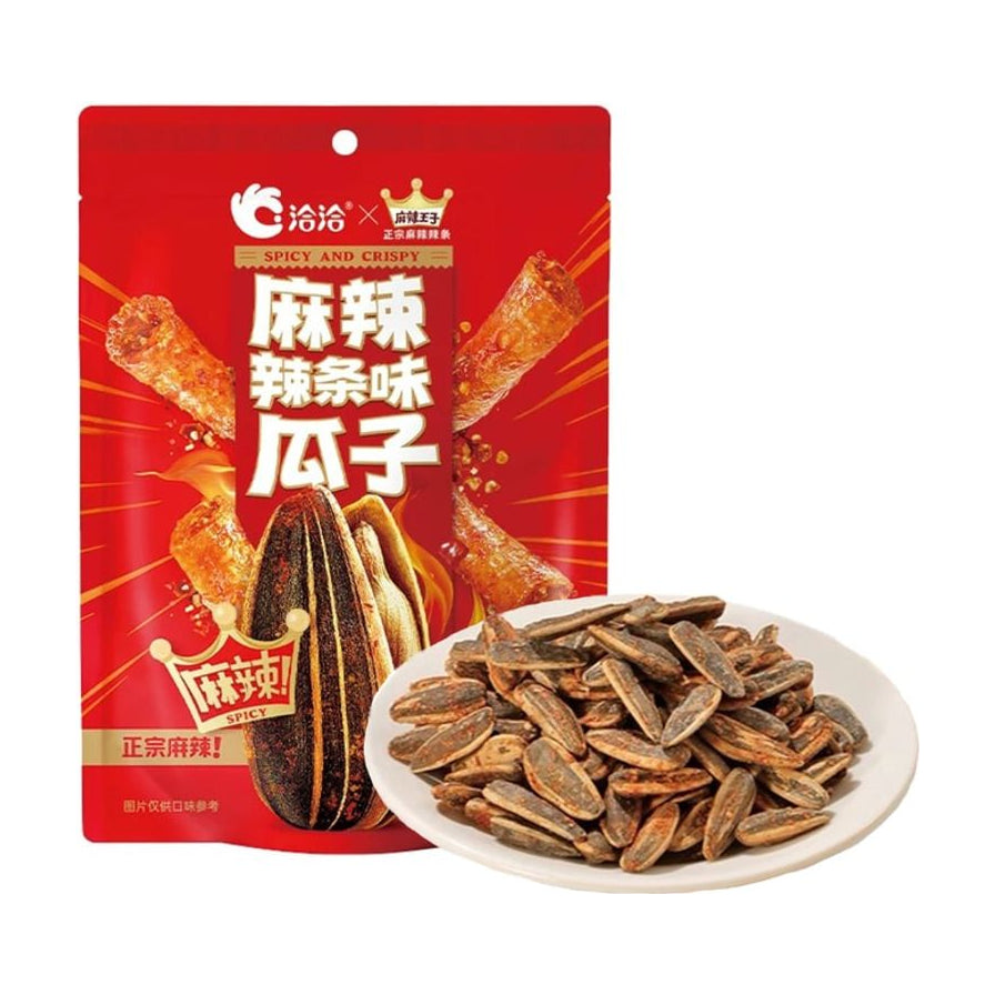 洽洽与麻辣王子联名款麻辣辣条味瓜子包装袋，前方摆放着一碟饱满的葵花籽。