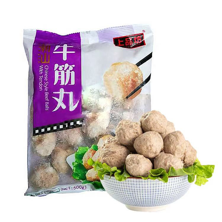 潮汕牛筋丸产品图，呈现手打肉丸的劲道纹理和饱满形态