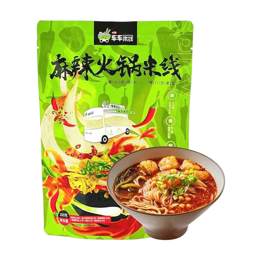 车车米线麻辣火锅味包装袋及一碗煮好的红油米粉，配料包含豆皮、香菜和丸子。