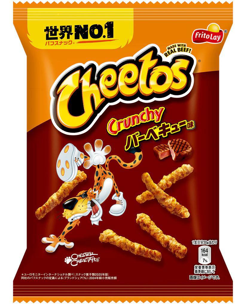 日本版奇多 Crunchy 烤肉味膨化零食包装特写，深色背景突出咸香风味标识