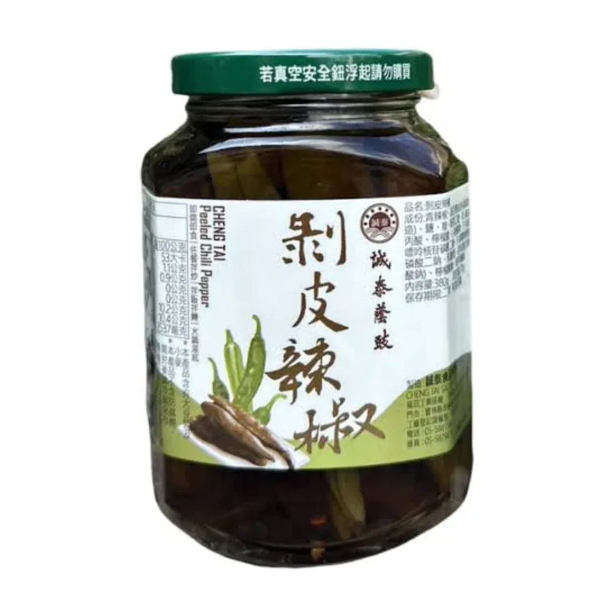 诚泰剥皮辣椒玻璃瓶装正面图，绿色瓶盖，白色标签印有“剥皮辣椒”大字及青椒图案。